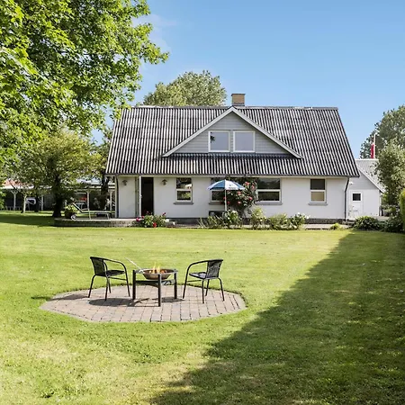 Holiday home 3 Bedroom Beautiful In Roslev
