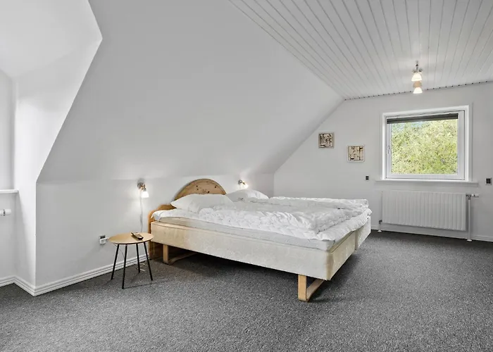 3 Bedroom Beautiful In Ferienhaus